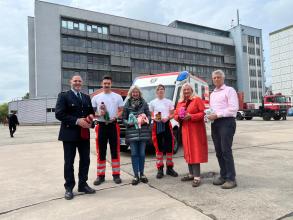 Übergabe der Trösterchen an die Rettungswache